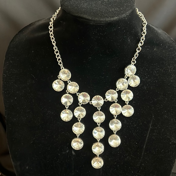 Jewelry - Clear circular stones cascading necklace.